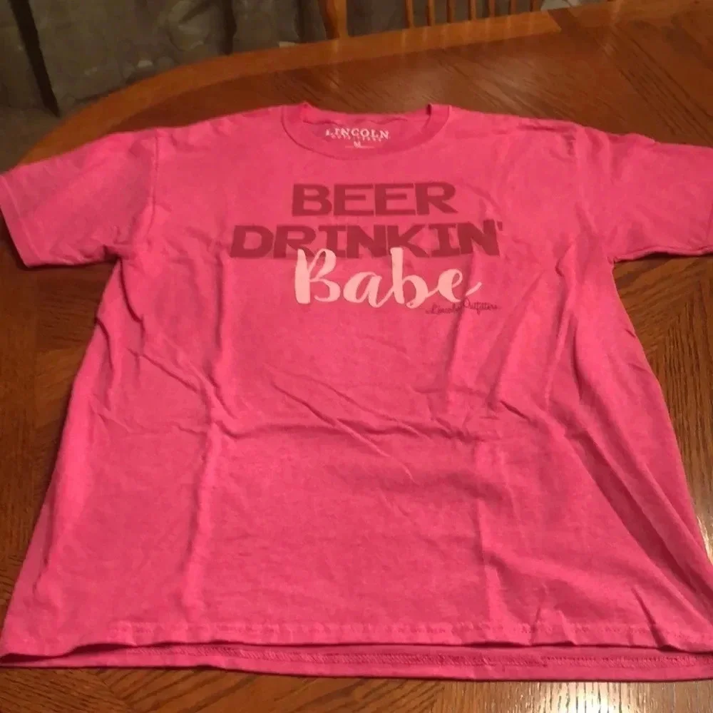 Lincoln Outfitters Beer Drinking Babe Pink Tee Shirt M